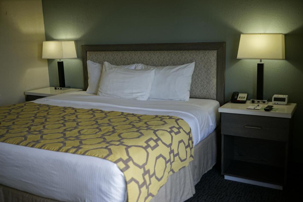 Baymont By Wyndham Shakopee Hotel Exterior photo