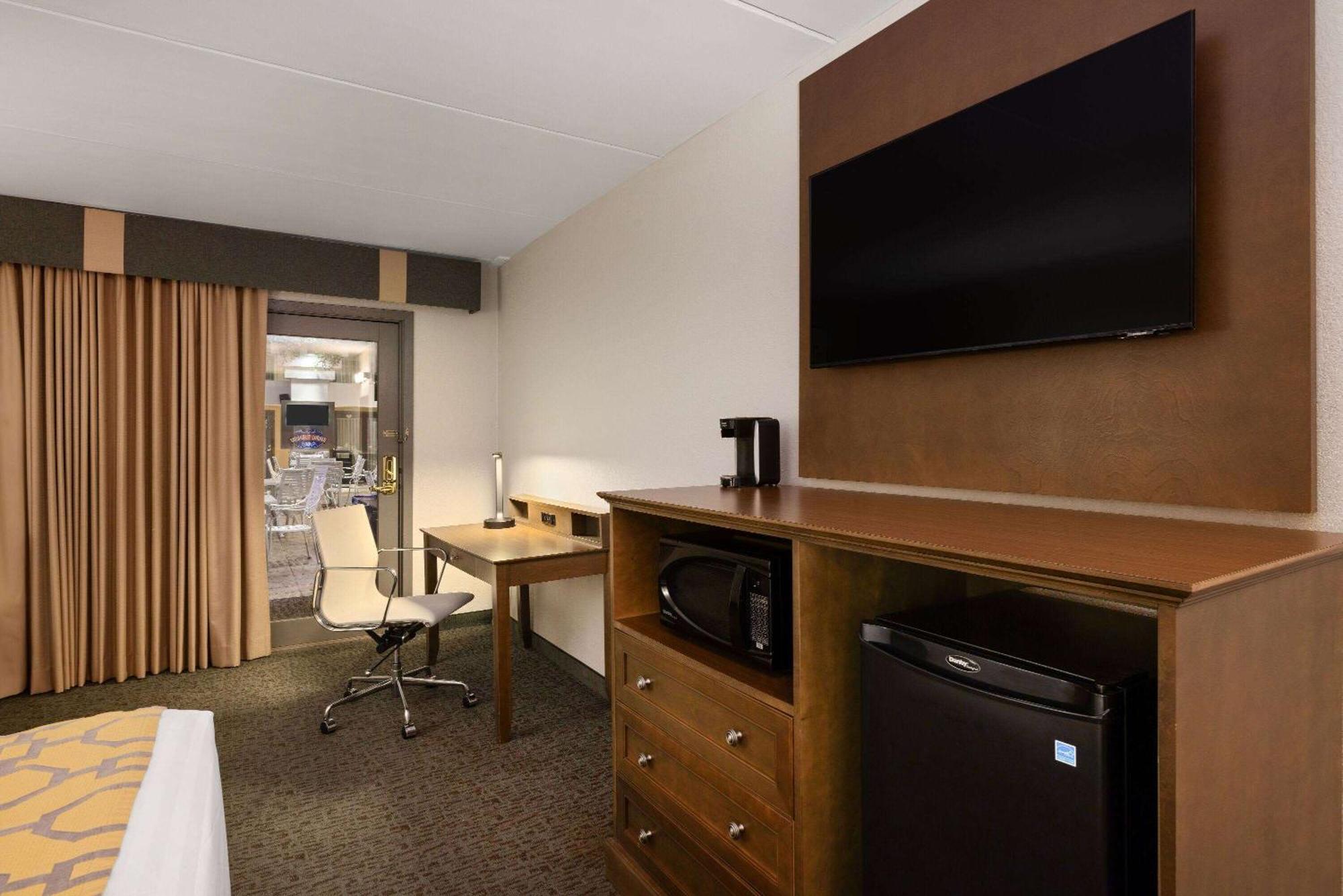Baymont By Wyndham Shakopee Hotel Exterior photo