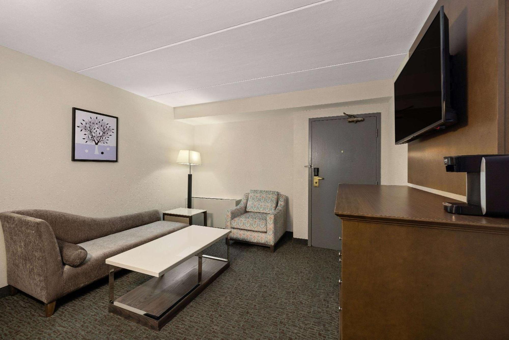 Baymont By Wyndham Shakopee Hotel Exterior photo