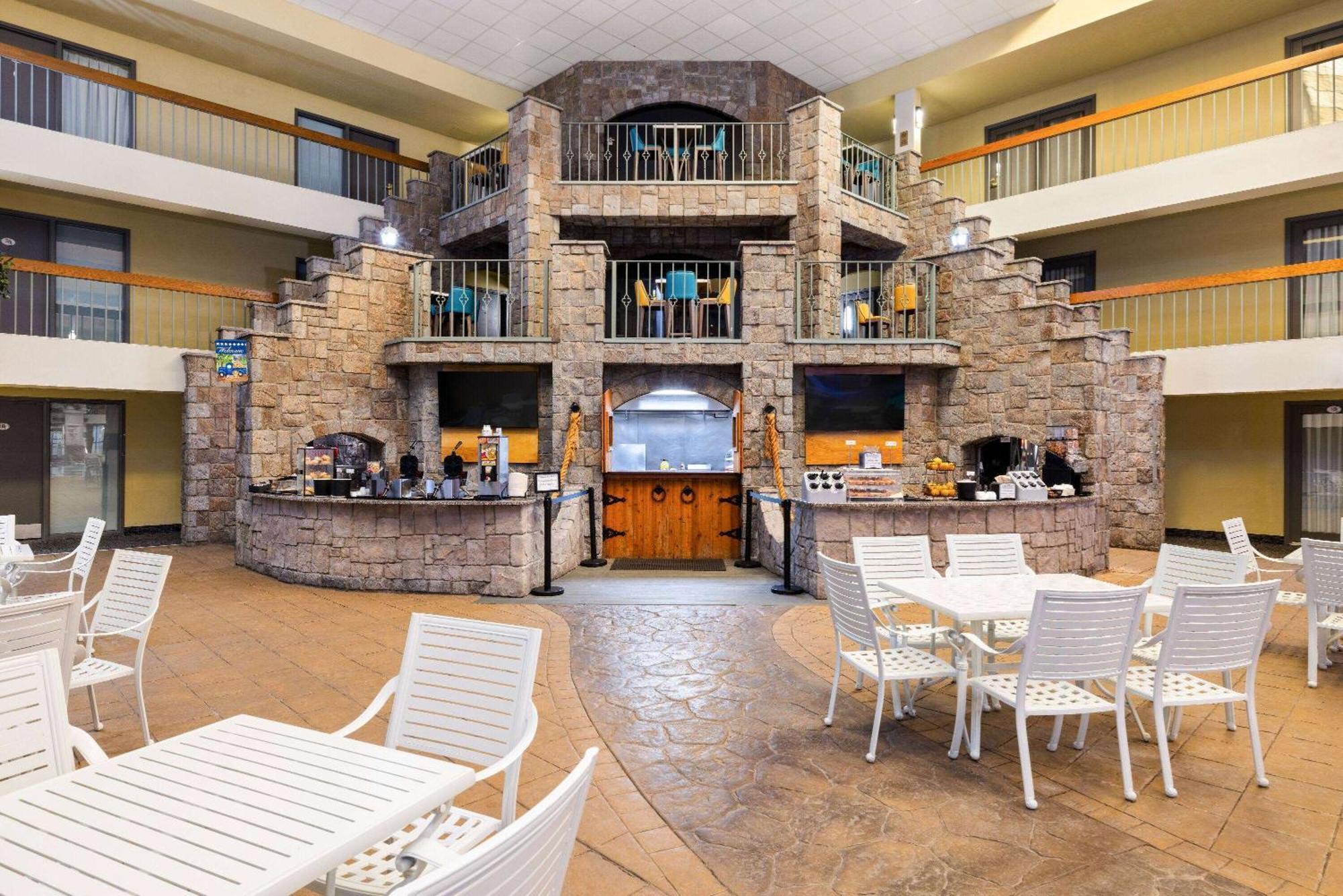 Baymont By Wyndham Shakopee Hotel Exterior photo